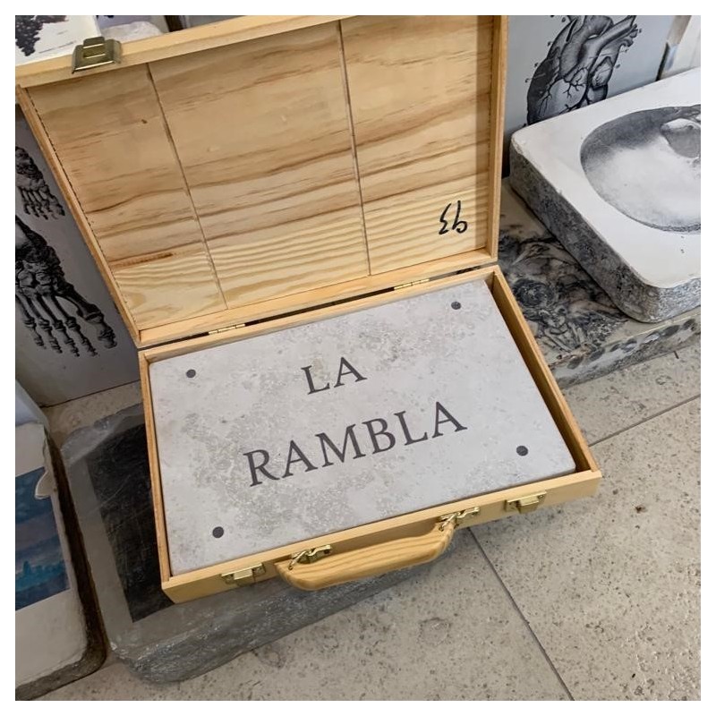Placa de piedra de calle presentada con maletín de madera barnizada. Tipografía clasica o moderna