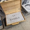 Placa de piedra de calle presentada con maletín de madera barnizada. Tipografía clasica o moderna