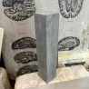 Peana o base de piedra natural, vertical para joyería, piezas pequeñas, etc.