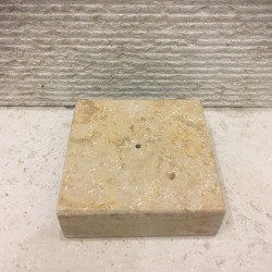 peana o base  de piedra pequeña 10x10x3cm. Con agujero para insertar la escultura